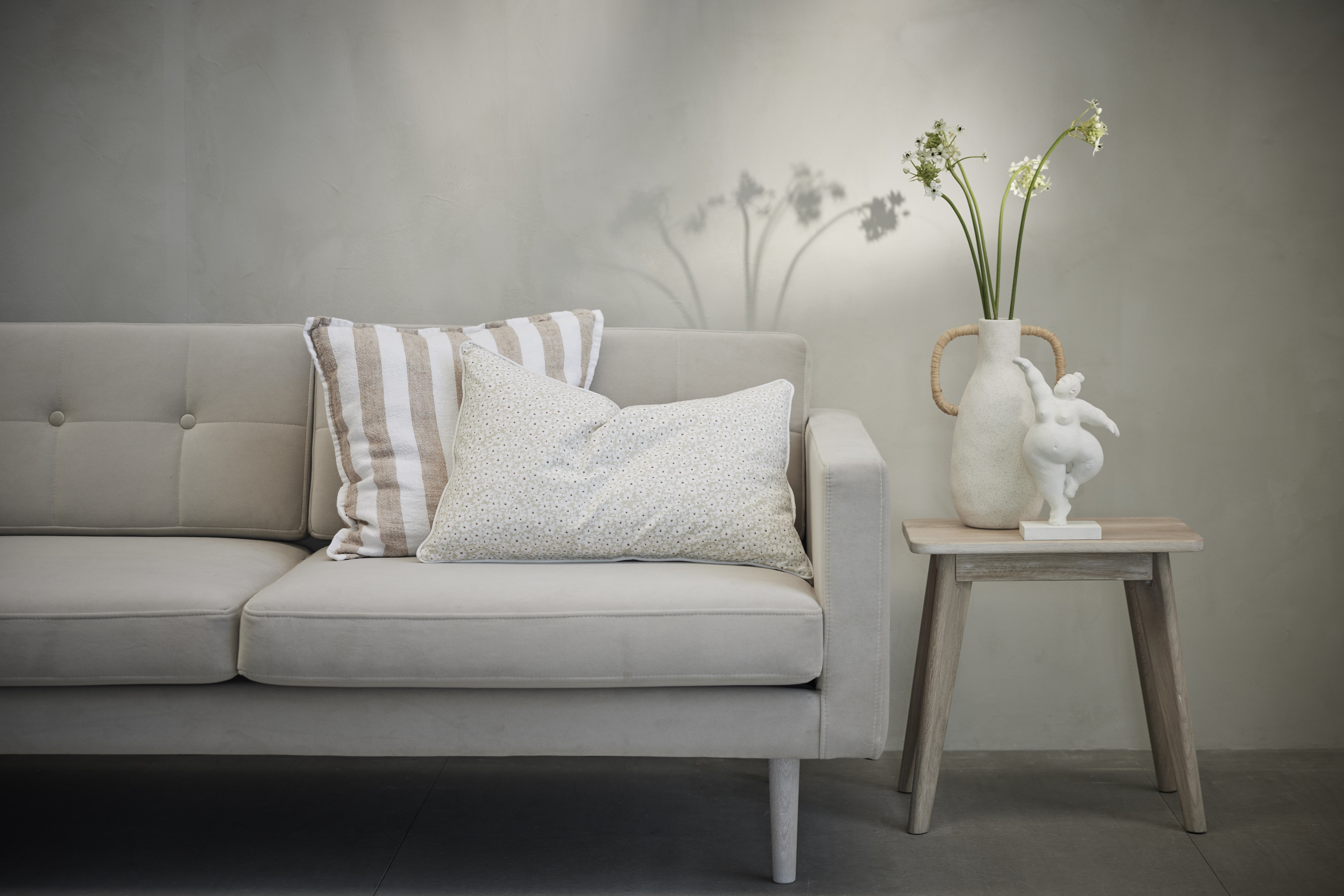 BEZOWE_PODUSZKA_NA_KANAPE_DODATKI_DO_SALONU_FIGURKA_STOLIK_LENE_BJERRE_POLSKA_SKLEP_DESIGNBYWOMEN